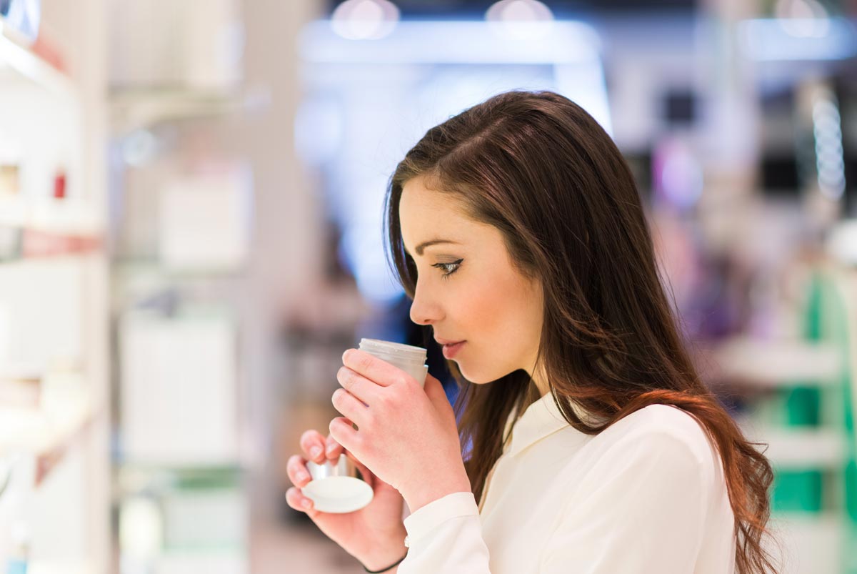 Photo d'une femme sentant un produit